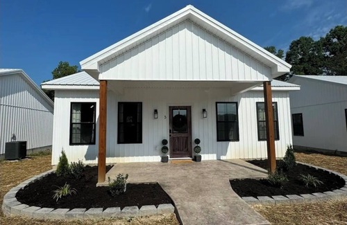 Farmers House | Cottage #3 at MeadowView- near Cave Run Lake!