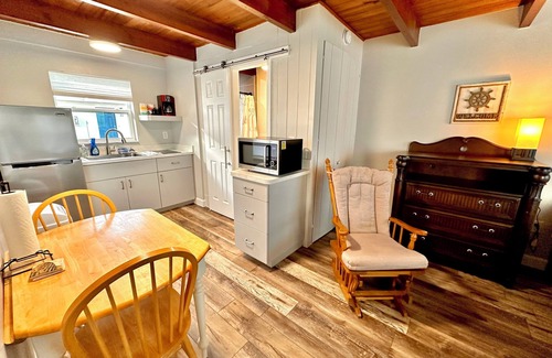Tavares Cottage | Cottage 34: Coconut Cottage - Waterfront Lodging in Downtown Tavares, FL