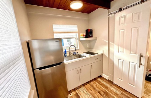 Tavares Cottage | Cottage 34: Coconut Cottage - Waterfront Lodging in Downtown Tavares, FL