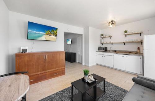 Biggar House | Cottage Bungalow Near Beach! King Bed with Pool & BBQ