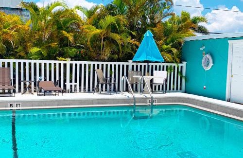 Biggar House | Cottage Bungalow Near Beach! King Bed with Pool & BBQ