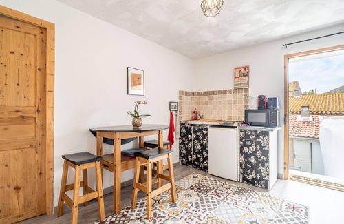 Lespignan Apartment | Cottage 'L'Orchidée' with Shared Garden, Wi-Fi and Air Conditioning