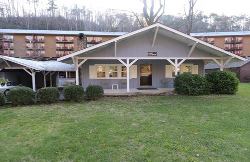 Gatlinburg Cottage | Cottage located on the river in Downtown Gatlinburg, Tn