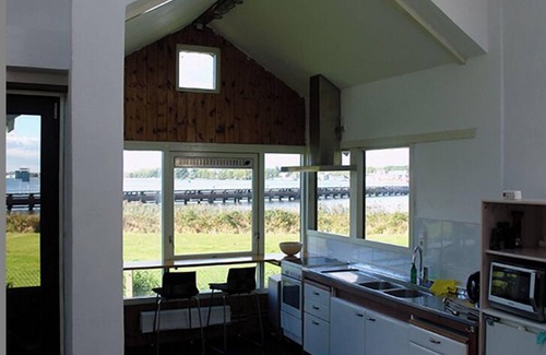 Amsterdam East Cottage | Cottage on the banks of the IJ for max. 2 adults and 2 children