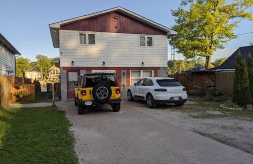 Wasaga Beach Apartment | Cottage with River Front & minutes away from Beach