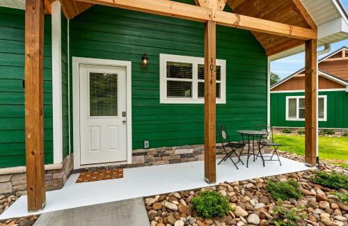 Pigeon Forge House | Cottontail Cottage 2BR Cabin Flat Entry Hot Tub across from Dollywood w fireworks views