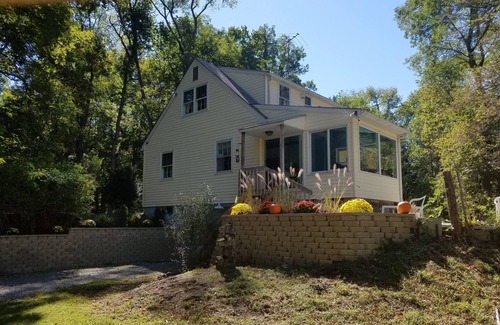 Town of Ramapo House | Country getaway with spectacular pond and mountain views