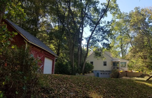 Town of Ramapo House | Country getaway with spectacular pond and mountain views