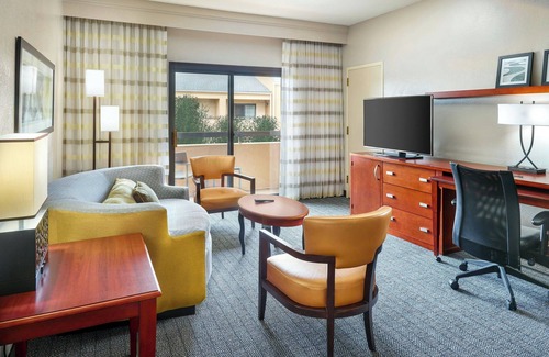 Highlands - Perkins Hotel | Courtyard by Marriott Baton Rouge Acadian Centre/LSU Area