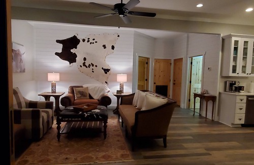 Columbus Cottage | Cowboy Cottage 8 miles from TIEC