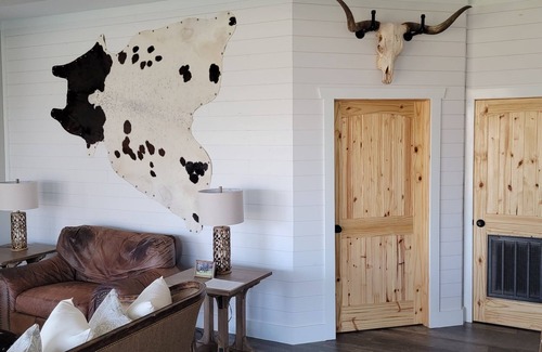 Columbus Cottage | Cowboy Cottage 8 miles from TIEC