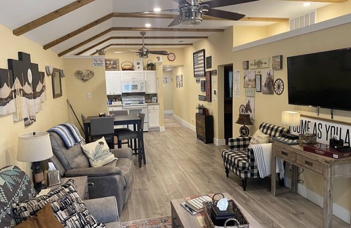 Fort Worth House | Cowtown Outpost-Less than 4 minutes to StockYards-Sleeps 8, TCU close by