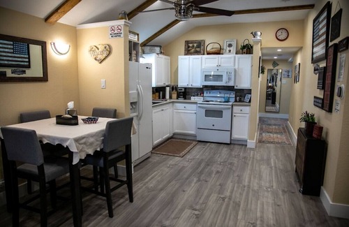 Fort Worth House | Cowtown Outpost-Less than 4 minutes to StockYards-Sleeps 8, TCU close by