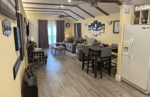 Fort Worth House | Cowtown Outpost-Less than 4 minutes to StockYards-Sleeps 8, TCU close by