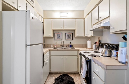 Collins Condo | Cozy 1-bedroom condo with a pool located in Downtown Wickenburg