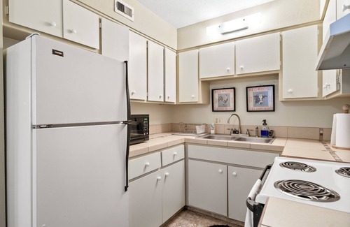 Collins Condo | Cozy 1-bedroom condo with a pool located in Downtown Wickenburg