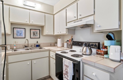 Collins Condo | Cozy 1-bedroom condo with a pool located in Downtown Wickenburg