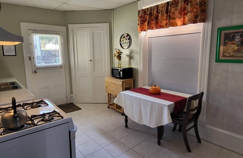 Quincy Apartment | Cozy 1-bedroom corporate apartment with WiFi, AC in lovely Quincy