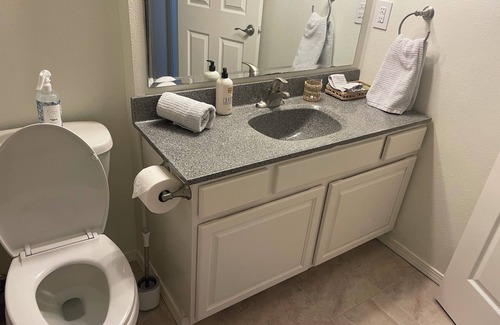 Arbor Heights House | Cozy 1 bedroom mother in law - private jacuzzi, near beach/parks