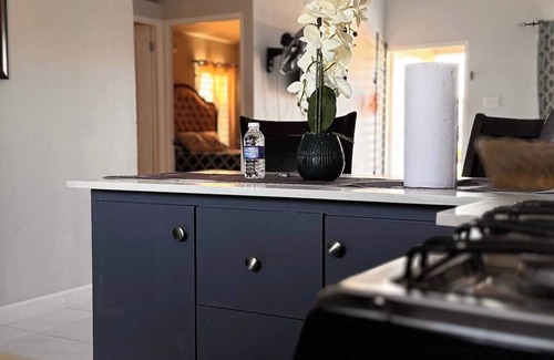Old Harbour House | Cozy 2-bedroom house with WiFi, AC, Smart-Tv, 24 hour-Private Security