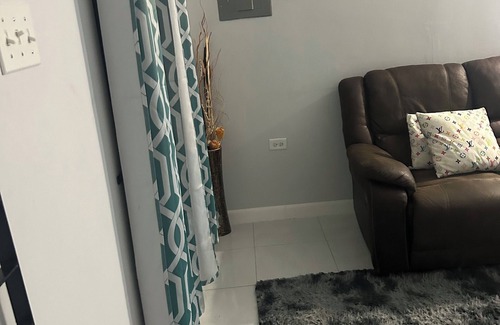 Old Harbour House | Cozy 2-bedroom house with WiFi, AC, Smart-Tv, 24 hour-Private Security