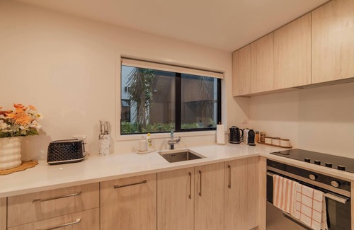 Addington House | Cozy 2-Bedroom - Kitchen Yard Central Location