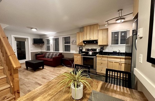 Ucluelet Cottage | Cozy 2 Bedroom Waterfront Cottage with Hot Tub!
