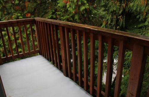 Ucluelet House | Cozy 2 Bedroom Waterfront Cottage With Hot Tub!
