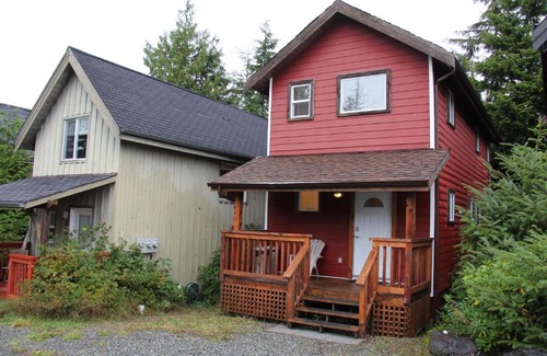 Ucluelet House | Cozy 2 Bedroom Waterfront Cottage With Hot Tub!