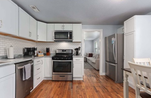 Warrensburg House | Cozy 2BR Near UCM King Beds|Family Friendly