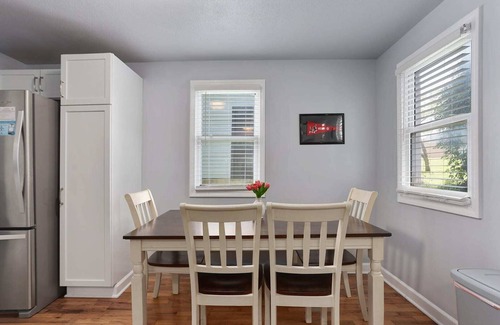 Warrensburg House | Cozy 2BR Near UCM King Beds|Family Friendly