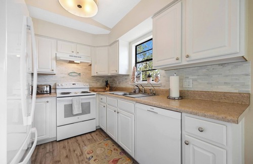 Sanibel Cottage | Cozy 3-bedroom cottage in beautiful Sanibel with AC, WiFi, and private deck