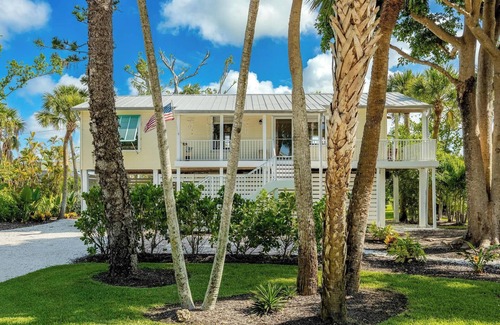 Sanibel Cottage | Cozy 3-bedroom cottage in beautiful Sanibel with AC, WiFi, and private deck