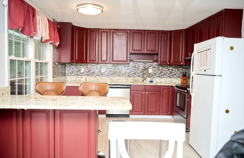 Waldorf House | Cozy 4-bedroom bungalow with AC, fitness room near DC