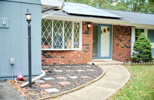 Waldorf House | Cozy 4-bedroom bungalow with AC, fitness room near DC