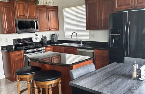 Olivehurst House | Cozy 4-bedroom house with Pool and Hot Tub in beautiful Plumas Lake