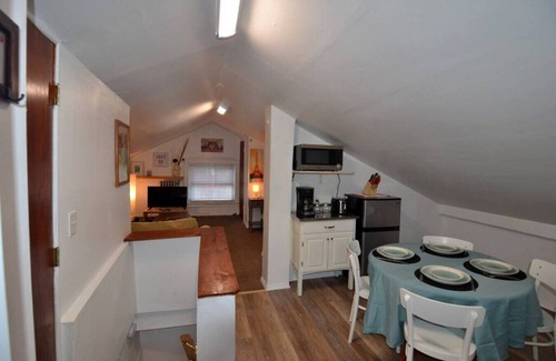 Communipaw Apartment | Cozy Alcove Studio Apt w Outdoor deck w NYC Views