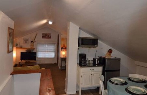 Communipaw Apartment | Cozy Alcove Studio Apt w Outdoor deck w NYC Views