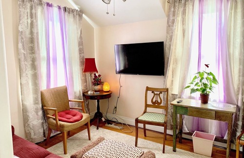 Silverton House | Cozy and Comfortable w antique furnishings; 2 bedrooms, sitting area, full bath