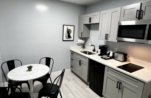 Daytona Beach Hotel | Cozy Beachside Boutique Hotel King Suite with kitchen