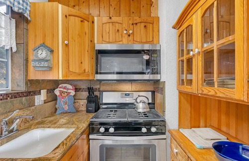 Yosemite West Cabin | Cozy Bear South Charming 2bd Cabin in Yosemite!