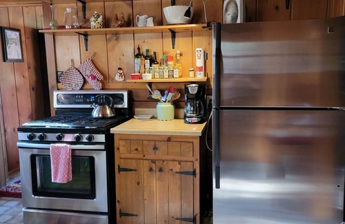 Big Bear City Cabin | Cozy, Beautiful, and Quiet Log Cabin! Dog friendly