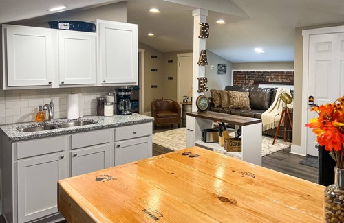 Butchertown Apartment | Cozy Bourbon Speakeasy Themed Loft - Minutes from Downtown!