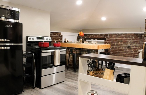 Butchertown Apartment | Cozy Bourbon Speakeasy Themed Loft - Minutes from Downtown!