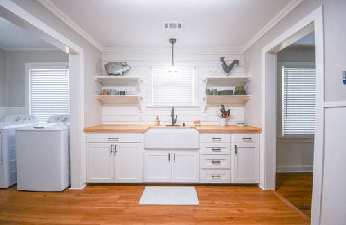 Valley Mills House | Cozy Bungalow Near Chip and Jo’s Gristmill and Farmhouse