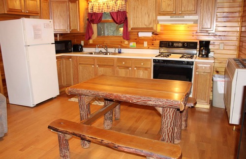 Clarington Cabin | Cozy Cabin In Cook Forest with hot tub