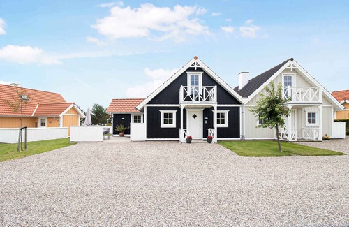 Middelfart Villa | Cozy, central house near the sea