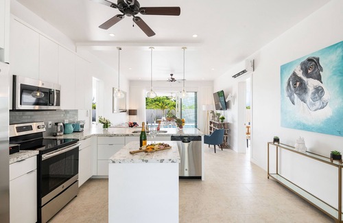 Leeward Settlement Villa | Cozy & Chic Grace Bay Beach Pets Welcome!