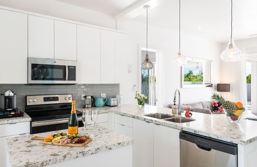 Leeward Settlement Villa | Cozy & Chic Grace Bay Beach Pets Welcome!