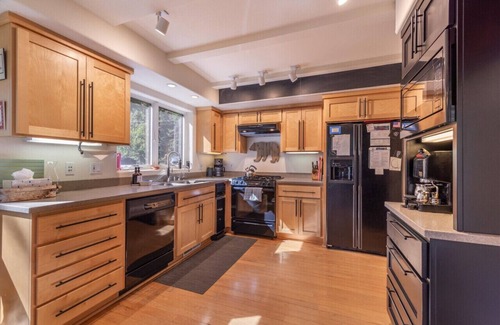 Alpine Meadows House | Cozy & Clean Palisades Cabin for 8 Close to Hiking Lake